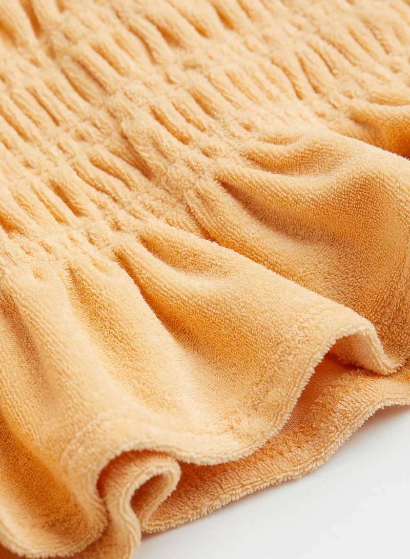 اتش اند ام بلوزة قصيرة بتصميم مكشكش وحمالات